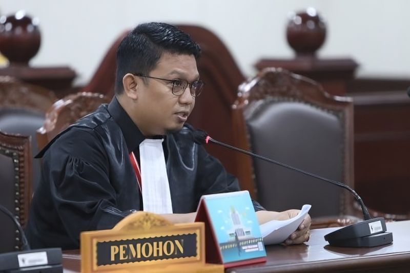 Kuasa hukum guru honorer Dhisky, Viktor Santoso Tandiasa, saat sidang pemeriksaan pendahuluan Perkara Nomor 119/PUU-XXII/2024 di Mahkamah Konstitusi, Jakarta, Selasa (17/9/2024). (ANTARA/HO-Humas MK/Panji)