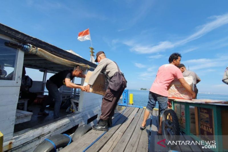 Ilustrasi - Petugas memindahkan logistik Pemilu ke kapal untuk didistribusikan ke pulau-pulau terluar Makassar, ke Kecamatan Sangkarrang, Makassar, Sulawesi Selatan. ANTARA FOTO/Darwin Fatir