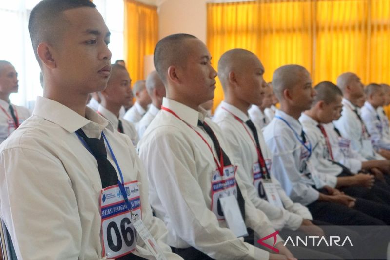 Para peserta mengikuti seleksi program pemagangan ke Jepang tahun 2024 saat membuka program pemagangan ke Jepang di Aula Kantor Disnakertrans NTB, Selasa (17/9/2024). (ANTARA/Nur Imansyah).