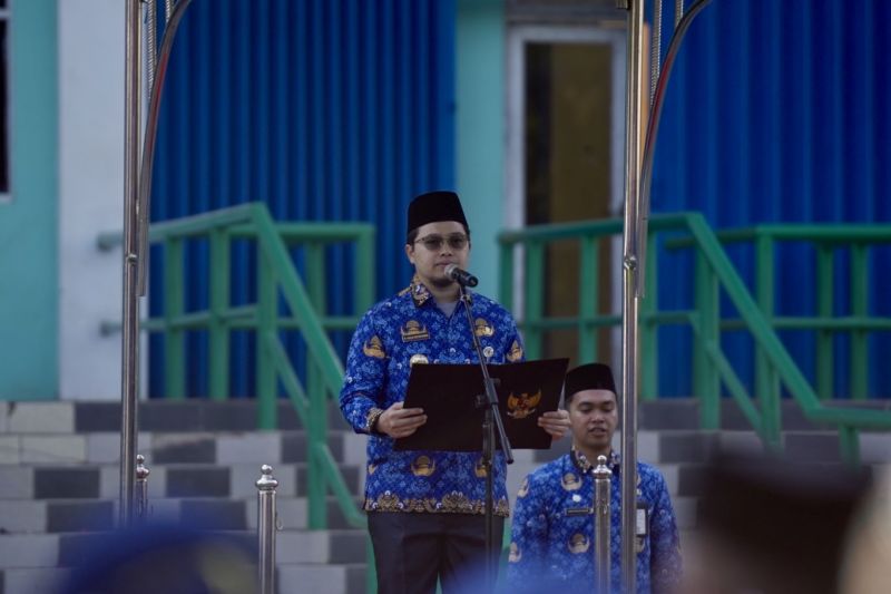 Bupati HST Aulia Oktafiandi saat memberikan arahan pada apel pagi memperingati Hari Korpri di Stadion Murakata Mandingin Kabupaten Hulu Sungai Tengah Kalimantan Selatan, Selasa (17/9/2024). ANTARA/HO-Pemkab HST.