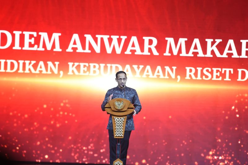 Menteri Pendidikan Kebudayaan Riset dan Teknologi (Kemendikbudristek) Nadiem Anwar Makarim dalam gelaran Malam Puncak Anugerah Kebudayaan Indonesia (AKI) 2024 di Jakarta pada Selasa (17/9/2024). (ANTARA/HO-BKHM Kemendikbudristek)