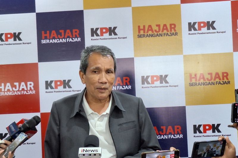 Deputi Pencegahan dan Monitoring Komisi Pemberantasan Korupsi (KPK) Pahala Nainggolan berikan keterangan kepada wartawan terkait klarifikasi penggunaan jet pribadi oleh Ketua Umum Partai Solidaritas Indonesia (PSI) Kesang Pangarep di Jakarta, Selasa (17/9/2024). ANTARA/Fianda SJofjan Rassat/