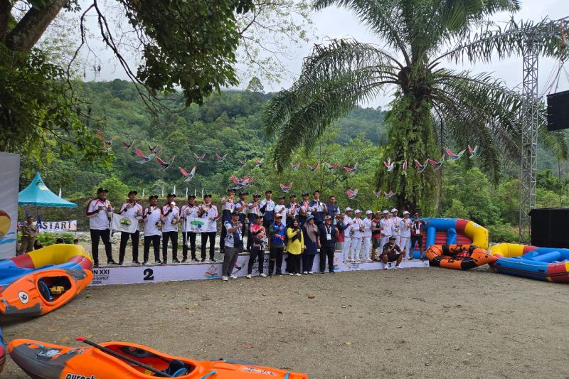 Para pemenang cabang olahraga arung jeram Pekan Olahraga Nasional (PON) XXI Aceh-Sumatera Utara 2024, Aceh Tenggara, Selasa (17/9/2024). (ANTARA/HO-Diskominfo Aceh Tenggara)