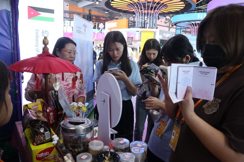 Pengunjung di stan Indonesia dalam Pameran Perdagangan Jasa Internasional China (China International Fair for Trade in Services/CIFTIS) 2024 di Beijing, China (ANTARA/Desca Lidya Natalia)