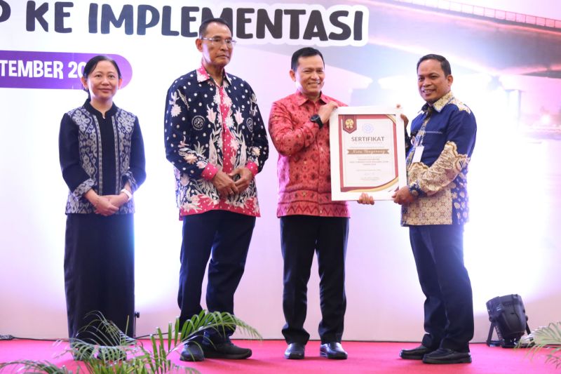 Penjabat Wali Kota Tangerang Nurdin (kanan) menerima penghargaan terkait upaya dalam pencegahan dan pengendalian AIDS, Tuberculosis (TB) dan malaria dalam acara Pertemuan Nasional Asosiasi Dinas Kesehatan Seluruh Indonesia (Adinkes), yang berlangsung di Kota Palembang, Sumatera Selatan, Selasa Malam (17/9/2024). ANTARA/HO-Pemkot Tangerang