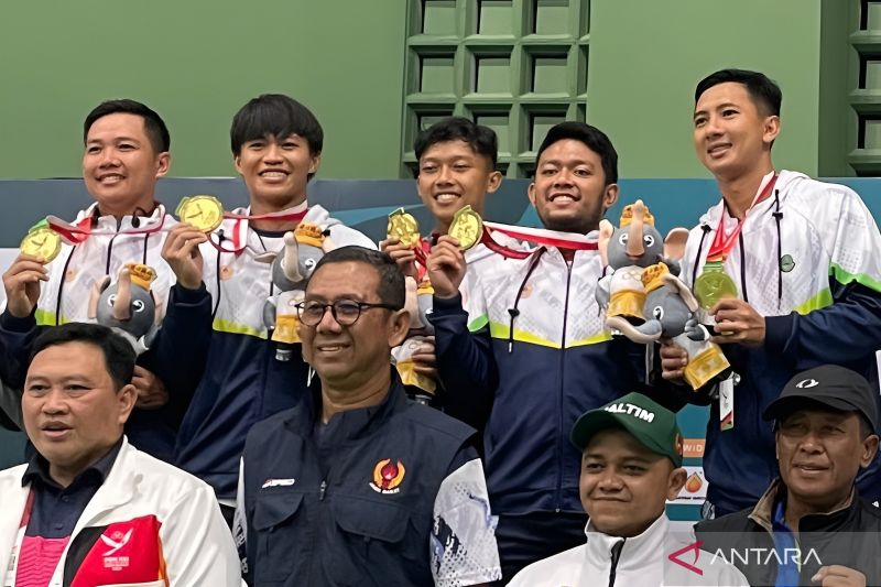 Kontingen Jawa Barat yang memenangkan medali emas dalam pertandingan babak final soft tenis nomor beregu putra, berfoto bersama beberapa anggota PP PESTI di Lapangan Soft Tenis Mapolda Aceh, Banda Aceh, Selasa (17/9/2024). ANTARA/Nadia Putri Rahmani