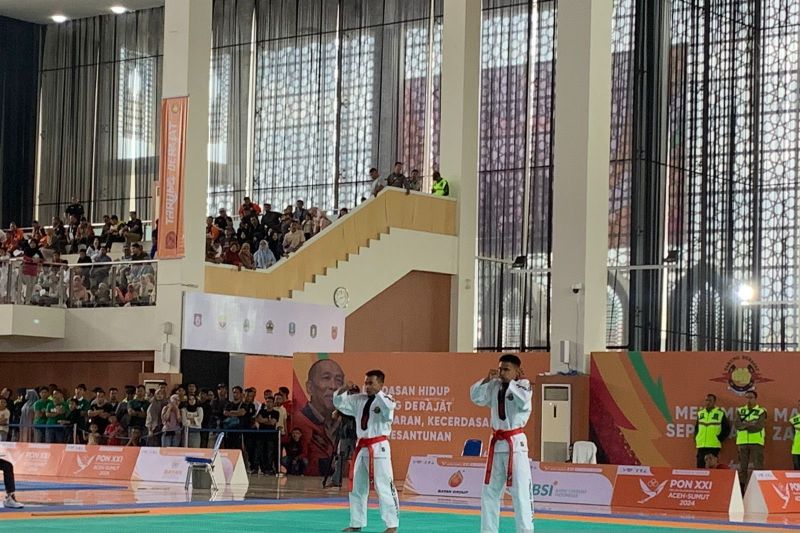 Dua atlet mengikuti pertandingan nomor seni gerak cabang tarung derajat Pekan Olahraga Nasional (PON) XXI Aceh-Sumut 2024 di Bale Meuseuraya Aceh (BMA) Banda Aceh. ANTARA/Mario Sofia Nasution