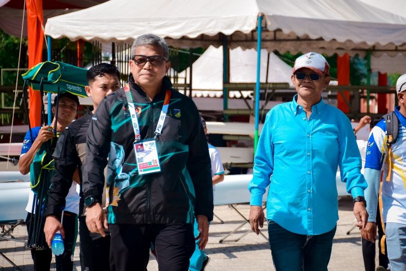 Ketua Satuan Tugas (Satgas) Kontingen Sulawesi Tengah (Sulteng) Brigjen TNI Dody Triwinarto (kiri) mengunjungi para atlet Sulteng di Aceh, Selasa (10/9/2024). (ANTARA/HO-Satgas Kontingen Sulteng)