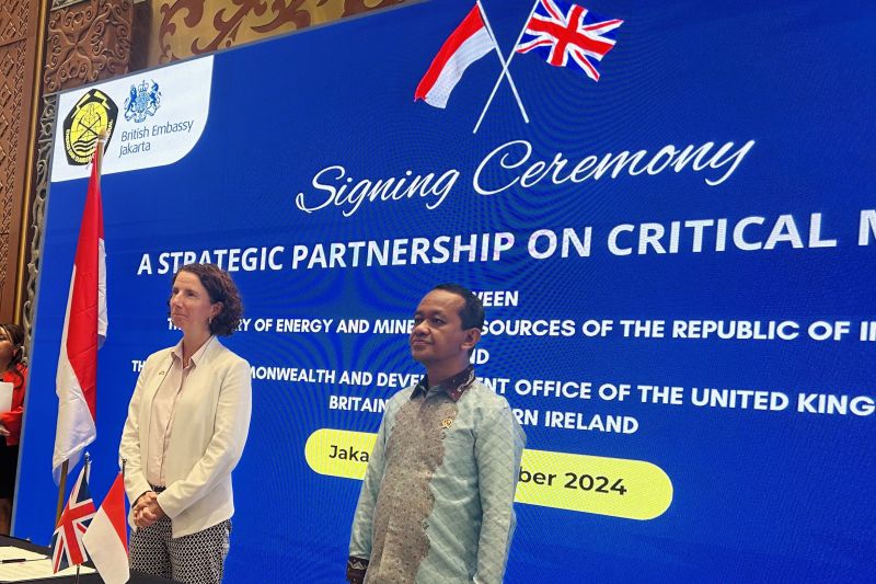 Menteri Energi dan Sumber Daya Mineral (ESDM) Republik Indonesia Bahlil Lahadalia (kanan) bersama Menteri Pembangunan, Perempuan dan Kesetaraan Inggris, Anneliese Dodds (kiri) saat menandatangani nota kesepahaman di bidang mineral kritis di JCC, Jakarta, Rabu (18/9/2024). ANTARA/Kuntum Riswan.