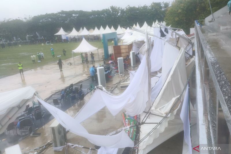 Tenda-tenda atlet panahan ambruk oleh hujan badai usai babak semifinal nomor nasional putra dan putri dalam dalam Pekan Olahraga Nasional (PON) XXI/2024 Aceh-Sumatera Utara di Stadion Harapan Bangsa, Banda Aceh, Rabu (18/9/2024). ANTARA/Risky Syukur