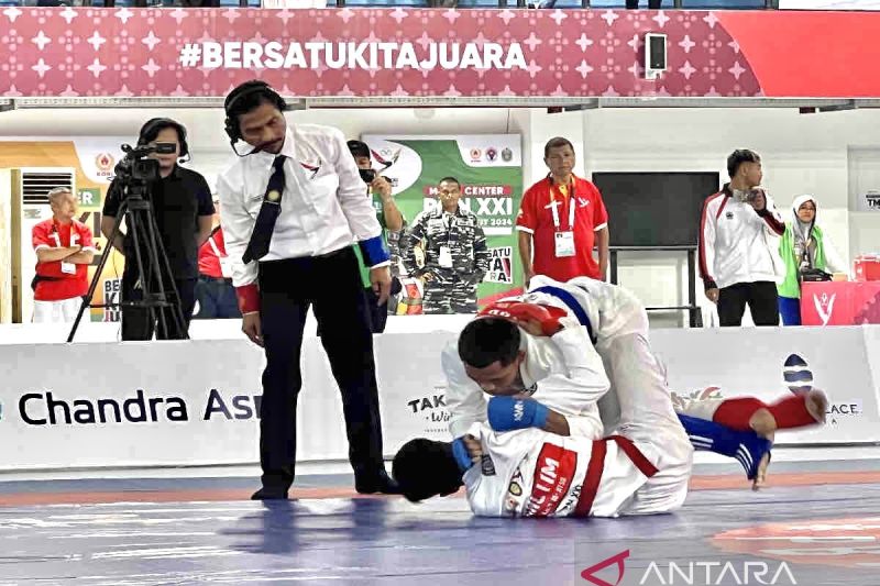 Wasit memimpin pertandingan jujitsu di ruang Martial Arts Arena, Kompleks Sumut Sport Center, Deli Serdang, Rabu (18/9/2024). ANTARA/Harianto