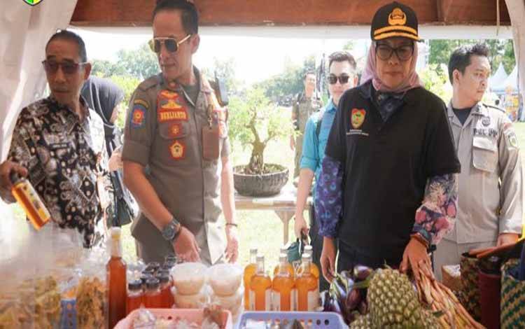 Pj Wali Kota Palangka Raya, Hera Nugrahayu saat menghadiri pembukaan gebyar UMKM. (FOTO: HUMAS)