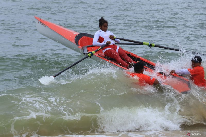 Atlet dayung putri DKI Jakarta Lola Hanarina Blegur menerobos ombak pada babak final cabang olahraga dayung rowing pantai pada nomor tanding coastal woman's solo (CW1X) di Pantai Pulau Kapuk, Kecamatan Loknga, Kabupaten Aceh Besar, Rabu (18/9/2024). Lola Hanarina Blegur berhasil merebut medali emas usai finis dengan waktu 2 menit 21,13 detik. ANTARA/Muhammmad Zulfikar.