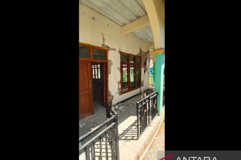 Kondisi bangunan pascagempa di Desa Cibereum, Kecamatan Kertasari, Kabupaten Bandung, Rabu (18/9/2024). ANTARA/Hilda-Ricky Prayoga