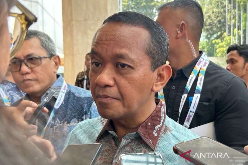 Menteri Energi dan Sumber Daya Manusia (ESDM) Bahlil Lahadalia ditemui usai menghadiri pembukaan Indonesia International Geothermal di Jakarta, Rabu (18/9/2024). (ANTARA/Maria Cicilia Galuh)