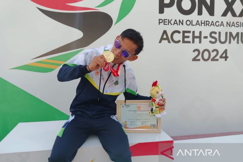 Atlet asal Jawa Barat, Hendro, berpose usai pengalungan medali (ANTARA/Juraidi)