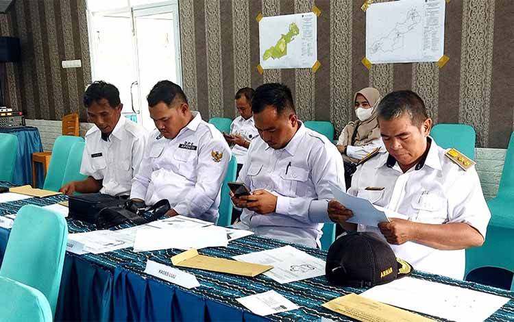 Kepala Desa se Kecamatan Teweh Timur saat menghadiri kegiatan konsultasi publik 1 (KP-1) RDTR dan KLHS Wilayah Perencanaan Kecamatan Teweh Timur tahun 2024 di Senyiur Muara Teweh, Rabu 18 September 2024. (Foto: Dhani)