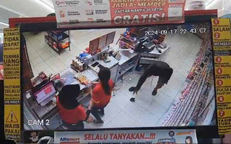 Rekaman kamera pengawas Alfamart saat pelaku melancarkan aksinya (Foto : PATHUR)