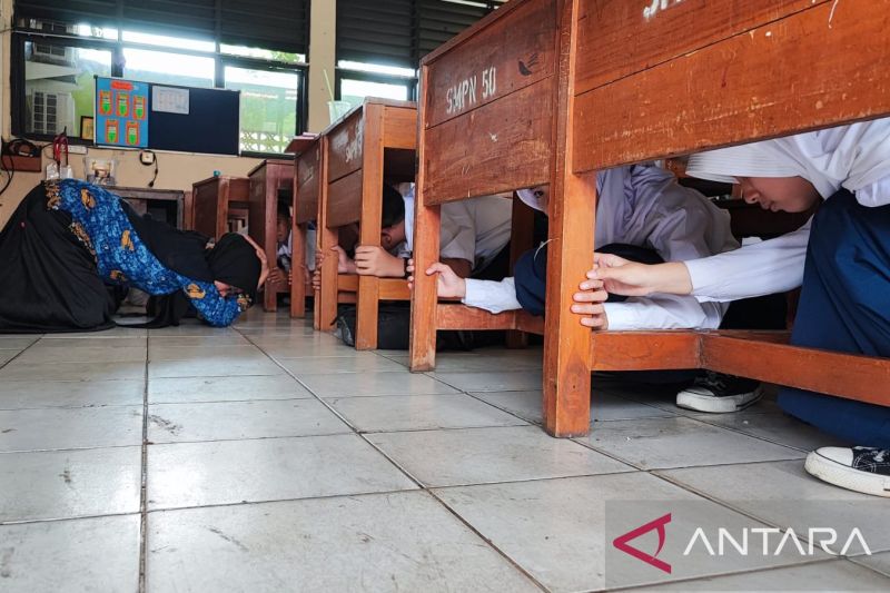 Puluhan siswa dan guru melakukan simulasi gempa di SMPN 50 Jakarta, Kramat Jati, Jakarta Timur, Kamis (19/9/2024). ANTARA/Syaiful Hakim