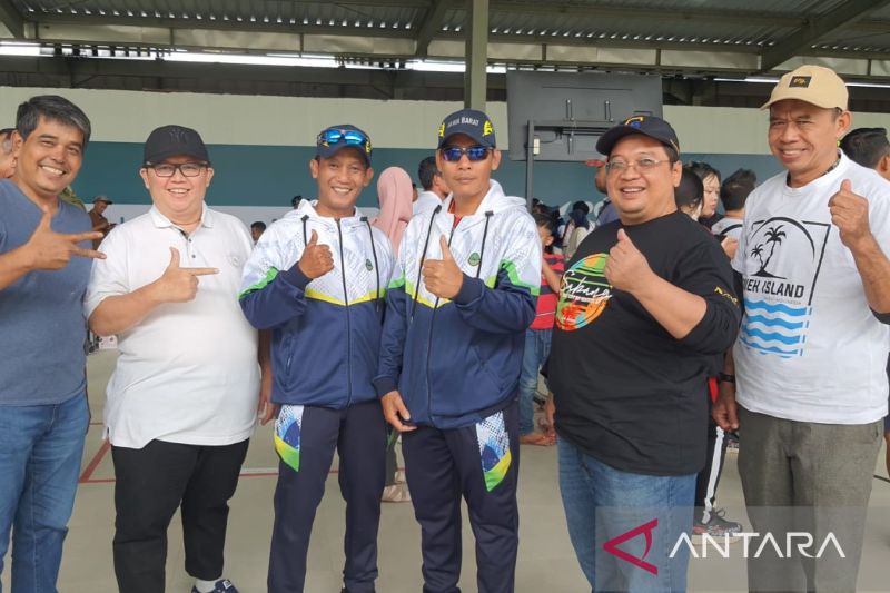 Atlet menembak asal Kabupaten Bekasi Trisnarmanto dan Edi Susanto berfoto bersama Ketua Perbakin serta bapak asuh menembak daerah setempat sesaat setelah memastikan dua medali emas terakhir menembak untuk Jawa Barat pada ajang PON XXI/2024 Aceh-Sumatera Utara di Lapangan Tembak Rindam, Mata Ie, Aceh, Kamis. (ANTARA/HO: KONI Kabupaten Bekasi).