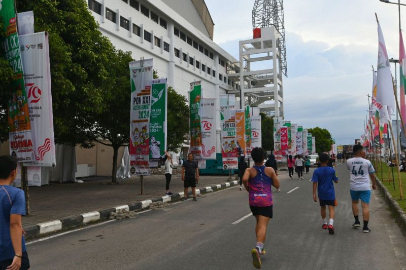 Lingkungan Universitas Negeri Medan (Unimed) dipenuhi umbul-umbul PON XXI 2024 sebagai penyambutan para atlet PON yang berlaga di kampus tersebut. (ANTARA/HO-PB PON XXI Sumut)