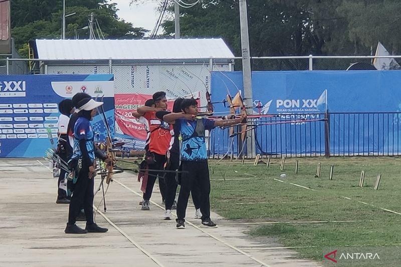 Tim panahan Jawa Tengah (Jateng) dengan atletnya Vetara Nabil dan Wesanggeni Noor (baju biru) bertanding dalam final perebutan emas nomor nasional beregu campuran dalam Pekan Olahraga Nasional (PON) XXI/2024 Aceh-Sumatera Utara di Stadion Harapan Bangsa, Banda Aceh, Kamis (19/9/2024). ANTARA/Risky Syukur