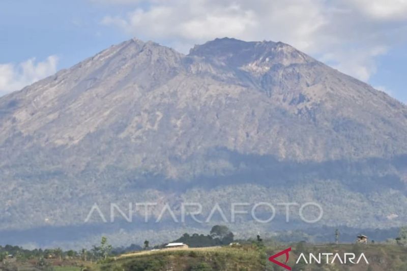 Panorama puncak Gunung Rinjani terlihat dari Desa Sapit, Kecamatan Suela, Lombok Timur, NTB, Selasa (23/10/2018). Menurut hasil survei Tim Taman Nasional Gunung Rinjani kondisi jalur pendakian ke Gunung Rinjani pascagempa dalam keadaan rusak berat akibat longsornya bukit penyesalan dijalur pendakian Sembalun dan terdapat 14 titik longsor dan retakan pendakian jalur Senaru yang diperkirakan baru bisa dibuka pada tahun 2020. ANTARA FOTO/Ahmad Subaidi