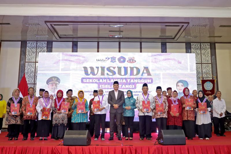 Pemerintah Kota (Pemkot) Surabaya, Jawa Timur mewisuda 1.150 wisudawan/wisudawati siswa Sekolah Lanjut Usia Tangguh (Selantang) Tahun 2024 di Surabaya, Kamis (19/9/2024). ANTARA/HO-Pemkot Surabaya