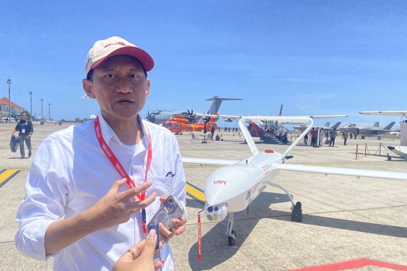 Direktur Utama PT Len Industri (Persero) Holding DEFEND ID Bobby Rasyidin saat mengenalkan UAV DID 3.11 di Badung, Bali, Kamis (19/9/2024). ANTARA/Ni Putu Putri Muliantari