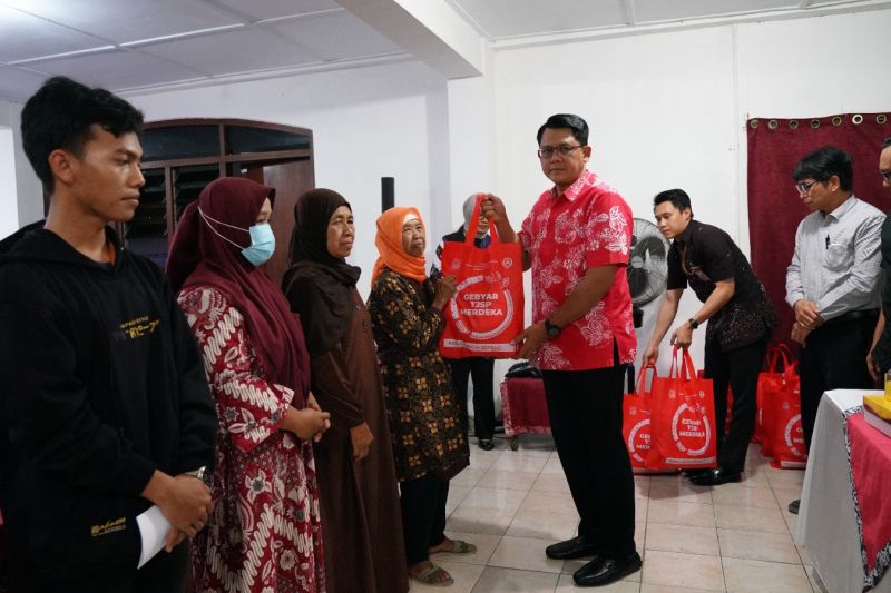 Wakil Bupati Sleman Danang Maharsa menyerahkan bantuan sembako kepada 137 warga miskin melalui Program TJSP di Rumah Dinas Wakil Bupati Sleman, Kamis (19/9/2024). ANTARA/HO