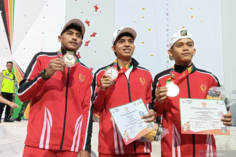 Musauwir, Dani Syahfitra, dan Bintang Afrial Maulana dari Aceh menunjukkan medali perunggu yang mereka raih di nomor lead tim putra cabang olahraga panjat tebing pada PON XXI Aceh-Sumatra Utara 2024, di Arena Panjat Tebing, Kompleks Stadion Harapan Bangsa, Banda Aceh, Aceh, Kamis (19/9/2024). (ANTARA/Zuhdiar Laeis)