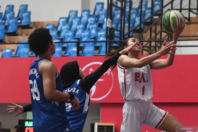 Pebasket putri Bali Mita Istinawati (kanan) melakukan lay up dengan dikawal pebasket putri DI Yogyakarta Ainayya Nur Azzahra (tengah) dan Aimee Tampu F (kiri) pada babak penyisihan basket 3x3 PON XXI Aceh-Sumut 2024 di GOR Stadion Harapan Bangsa, Banda Aceh, Aceh, Senin (16/9/2024). Tim basket putri Daerah Istimewa Yogyakarta menang dengan skor 18-16. ANTARA FOTO/Syifa Yulinnas/aww (ANTARA FOTO/SYIFA YULINNAS)