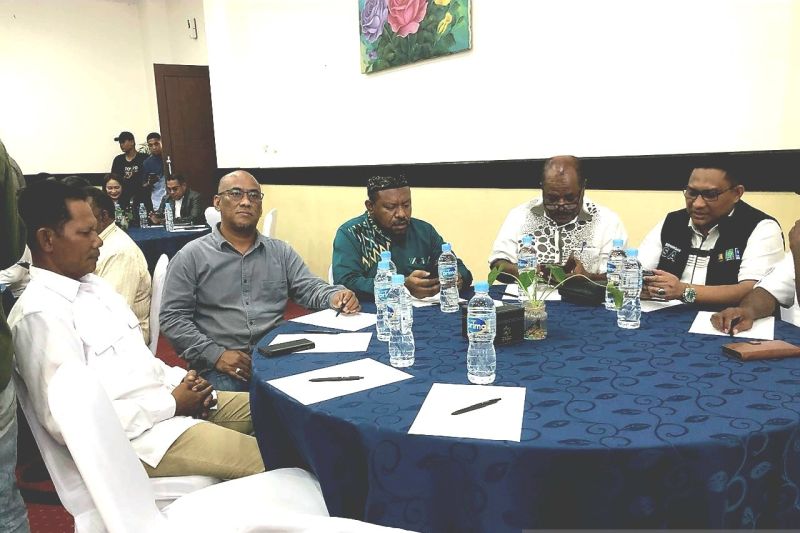 Tim Pemenangan Pasangan Elisa Kambu-Ahmad Nausrau mengikuti rapat koordinasi bersama Pemerintah Provinsi Papua Barat Daya dan Forkopimda di Kota Sorong pada Rabu (18/9/2024). ANTARA/Yuvensius Lasa Banafanu