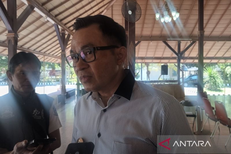 Pj Bupati Cirebon Wahyu Mijaya saat memberikan keterangan di Cirebon, Jawa Barat. (ANTARA/Fathnur Rohman)