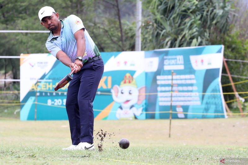 Atlet woodball Jawa Tengah Marga Nugraha Susilo memukul bola pada final kategori single stroke putra PON XXI Aceh-Sumut 2024 di lapangan Golf Lhoknga, Aceh Besar, Aceh, Rabu (18/9/2024). Marga Nugraha Susilo berhasil mendapat emas, medali perak diraih atlet DKI Jakarta Komang Sumiasa dan atlet Jawa Barat Ahmad Yopi Solpianda memperoleh perunggu. ANTARA FOTO/Irwansyah Putra/pras. (ANTARA FOTO/IRWANSYAH PUTRA)
