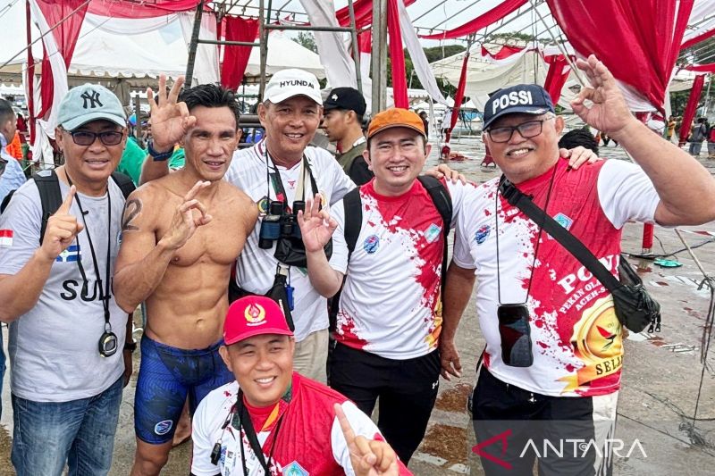 Ketua POSSI Sulut Rocky Wowor (kedua dari kanan) dan peraih emas nomor laut Fins swimming 3.000 meter putra (kedua dari kiri), serta official selam Sulut di PON XXI, di Aceh, Rabu (19/9/2024). ANTARA/HO-POSSI.