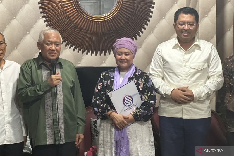 Mantan Ketua Umum Pimpinan Pusat Muhammadiyah Muhammad Sirajuddin Syamsuddin atau Din Syamsuddin (kiri) usai menyatakan dukungan kepada bakal pasangan calon Gubernur dan Wakil Gubernur Jawa Timur, Luluk Nur Hamidah (tengah) dan Lukmanul Khakim (kanan) di kawasan Cilandak, Jakarta, Kamis (19/9/2024). ANTARA/Rio Feisal