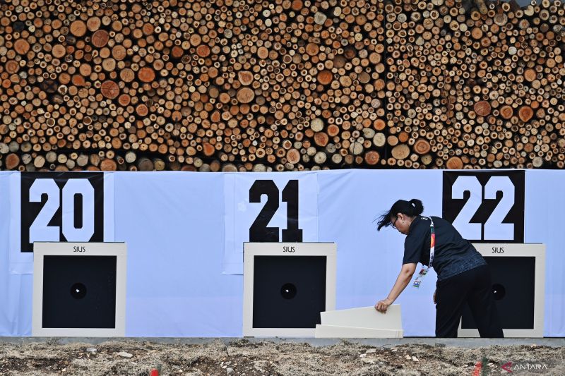 Ilustrasi - Petugas mengganti papan sasaran tembak usai final 50 meter rifle 3 positions putra PON XXI Aceh-Sumut 2024 di Lapangan Tembak Rindam IM Mata Ie, Aceh Besar, Aceh, Rabu (18/9/2024). (ANTARA/Arnas Padda)