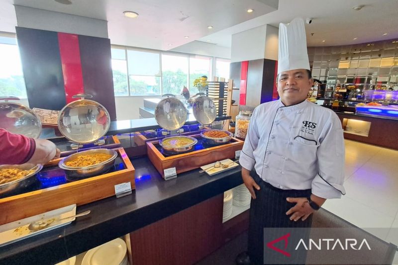 Salah satu koki di Hotel Santika Premiere Dyandra Medan, Lijon Parhusip menunjukkan makanan khas Sumut yang disajikan selama PON 2024 berlangsung bagi para tamu area kontrol utama PB PON XXI 2024. (ANTARA/HO-PB PON XXI Sumut)