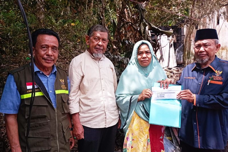 Pihak Baznas Selayar saat menyalurkan bantuan bagi koraban kebakaran di Selayar. ANTARA/HO-Baznas Selayar