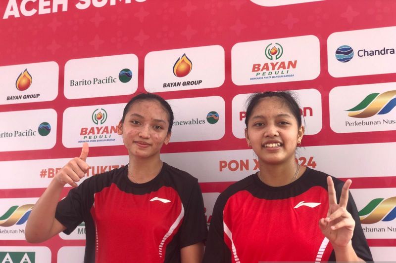 Pebulu tangkis ganda putri Jawa Tengah Ardita Anjani (kiri)/Titis Maulida Rahma (kanan) berpose ketika ditemui ANTARA setelah mereka melaju semifinal bulu tangkis nomor ganda putri Pekan Olahraga Nasional (PON) XXI Aceh-Sumut. Di perempat final, Ardita/Titis menang 21-9, 21-8 dari wakil Riau Najwa Al Fatiha/Sakira Salsabila di GOR PBSI Sumut, Deli Serdang, Selasa (17/9/2024). (ANTARA/Zaro Ezza Syachniar)