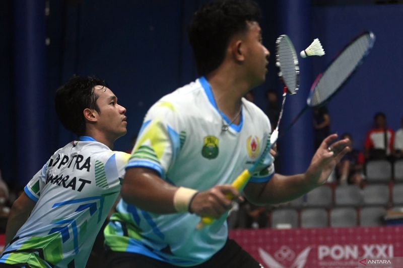 Pebulu tangkis ganda Jawa Barat Galuh Dwi Putra (kiri) dan M.Gibran Arfian (kanan) mengembalikaan kok saat bertanding melawan ganda Jawa Tengah Yuke Gamareza dan Michael Owen pada semifinal bulu tangkis putra PON XXI Aceh-Sumut 2024 di Gedung PBSI, Dinas Pemuda dan Olahraga Sumatera Utara (Disporasu), Medan, Sumatera Utara, Rabu (11/9/2024). Jawa Tengah menang atas Jawa Barat dengan skor 3-0. ANTARA FOTO/Yulius Satria Wijaya/nz. (ANTARA FOTO/YULIUS SATRIA WIJAYA)
