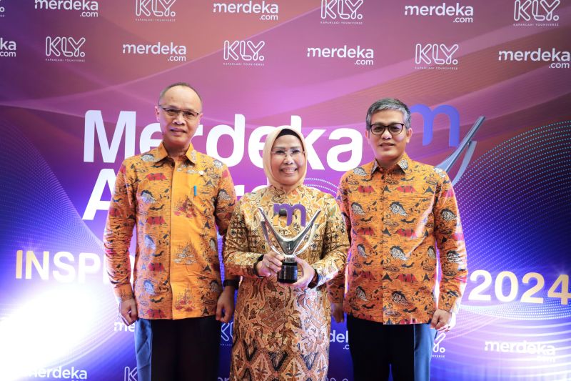 Bupati Serang Ratu Tatu Chasanah (tengah) meraih penghargaan Merdeka Awards 2024 yang digelar Merdeka.com di SCTV Tower Jakarta, Kamis (19/9/2024). (ANTARA/HO-Pemkab Serang)