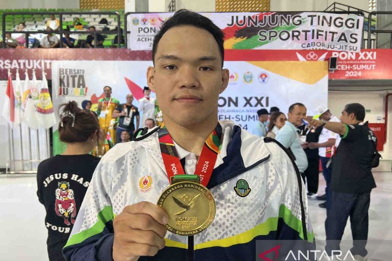Willy atlet jujitsu Jawa Barat yang juga merupakan konten kreator "tiktokers" peraih medali emas cabang olahraga jujitsu kategori newaza putra kelas -69 kilogram Pekan Olahraga Nasional (PON) XXI Aceh-Sumatera Utara 2024, di Deli Serdang, Kamis (19/9/2024). ANTARA/Harianto