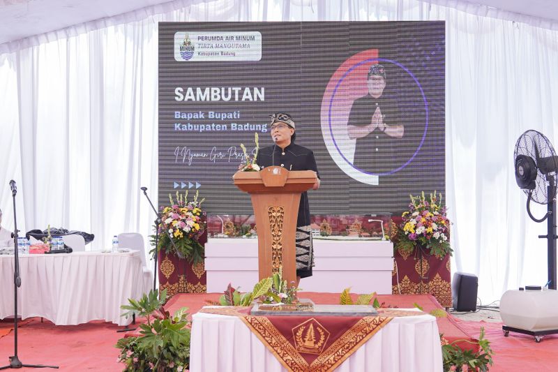 Bupati Badung I Nyoman Giri Prasta melakukan peletakan Batu Pertama Pembangunan Kantor Perumda Air Minum Tirta Mangutama, di Kelurahan Kapal, Mengwi, Kamis (19/9/2024). ANTARA/HO-Humas Pemkab Badung