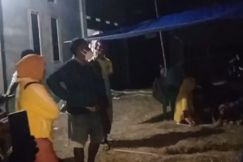 Sejumlah warga di Kabupaten Pulau Morotai, Maluku Utara, mengungsi ke lokasi yang lebih aman menyusul gempa bumi marnitudo 5,6 yang terjadi di wilayah tersebut pada Kamis (19/9/2024) sore. (ANTARA/Abdul Fatah)