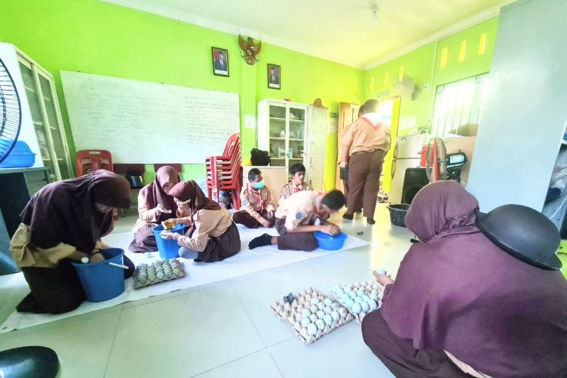 Siswa SLB Negeri Batam mengerjakan kegiatan produk telur asin, bagian dari pembelajaran vokasi siswa, Jumat (20/9/2024). (ANTARA/HO-SLB Negeri Batam)