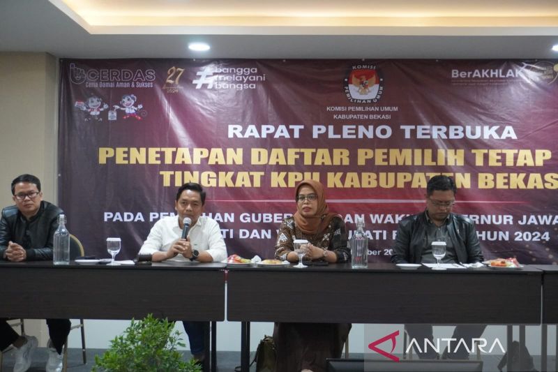 Ketua KPU Kabupaten Bekasi Ali Rido (kemeja putih) memimpin rapat pleno terbuka penetapan daftar pemilih tetap Pilkada 2024 di Hotel Harper Cikarang, Jumat. (ANTARA/Pradita Kurniawan Syah).