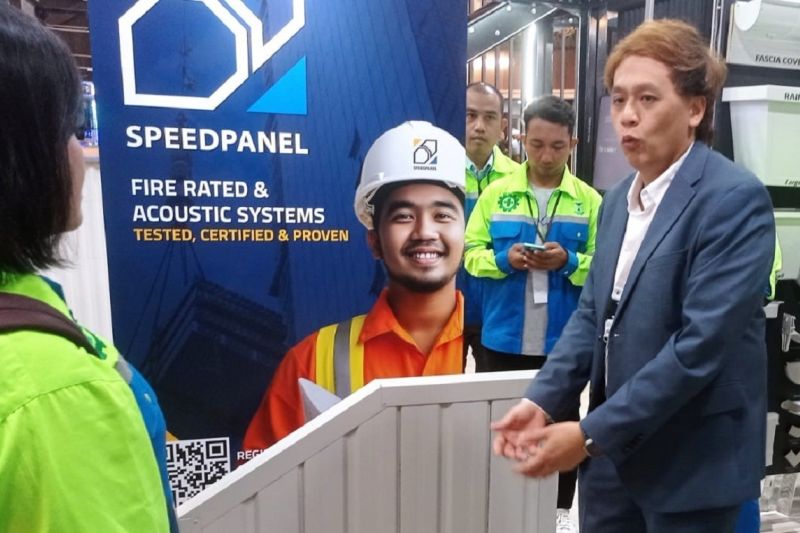 Vice President PT Tatalogam Lestari Stephanus Koeswandi (kanan) memberi pengarahan pada staf perusahaan. ANTARA/HO-Tatalogam