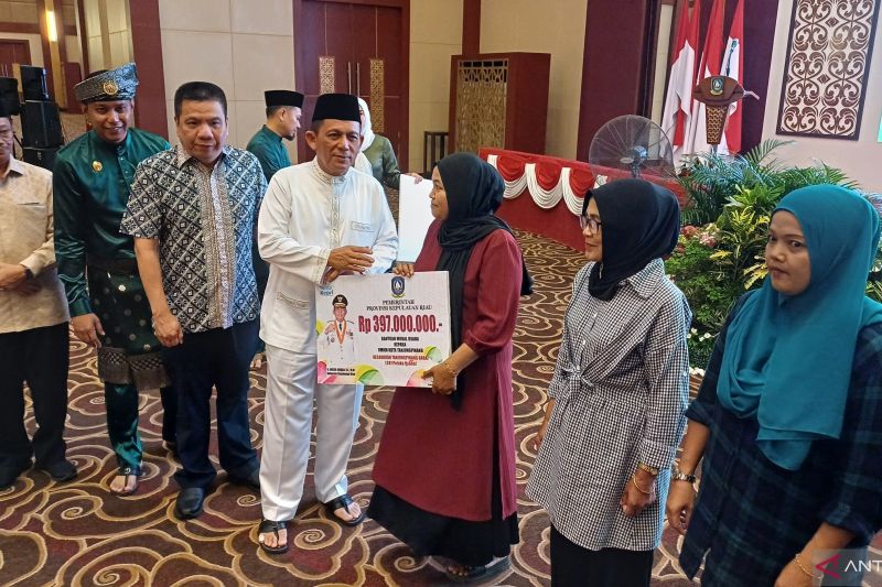 Gubernur Kepri Ansar Ahmad menyerahkan bantuan pengembangan usaha secara simbolis kepada pelaku UMKM, di Aula Wan Seri Beni, Pulau Dompak, Tanjungpinang, Jumat (20/9/2024). ANTARA/Ogen